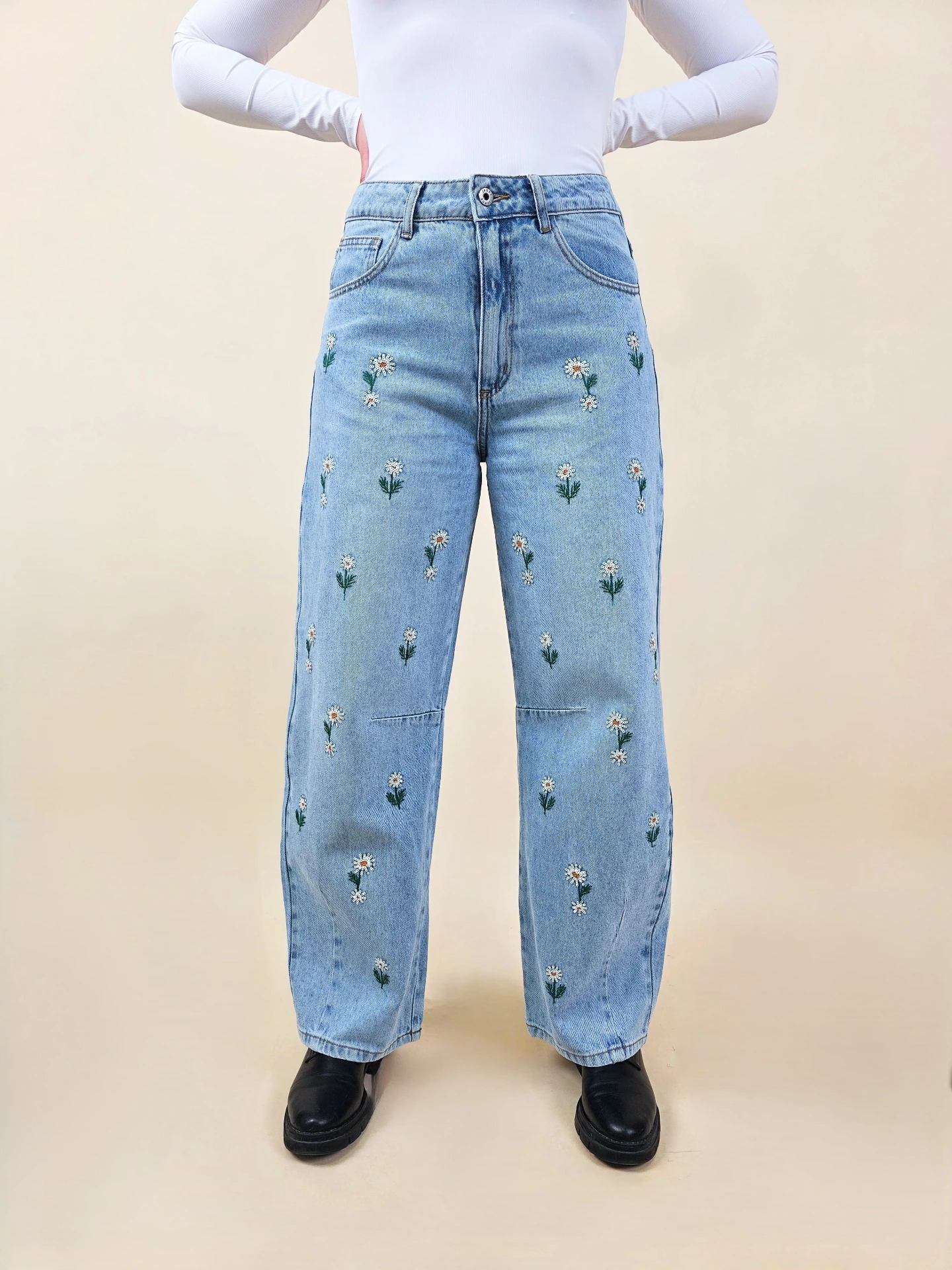 Jeans bleu clair à broderies marguerites