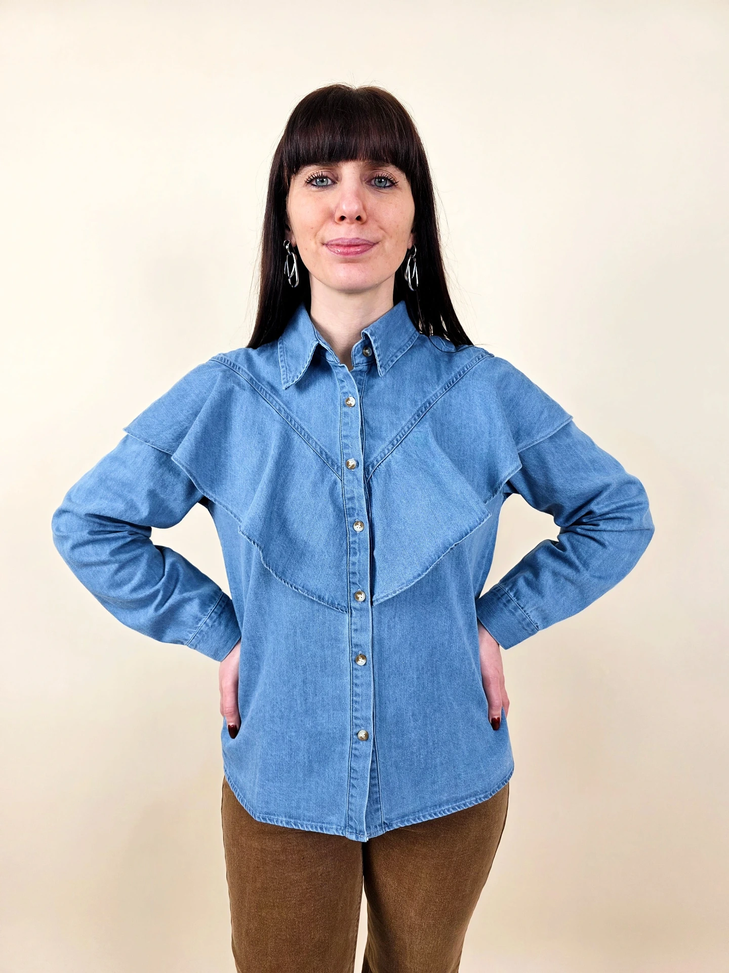 Chemise en jeans bleu avec volant