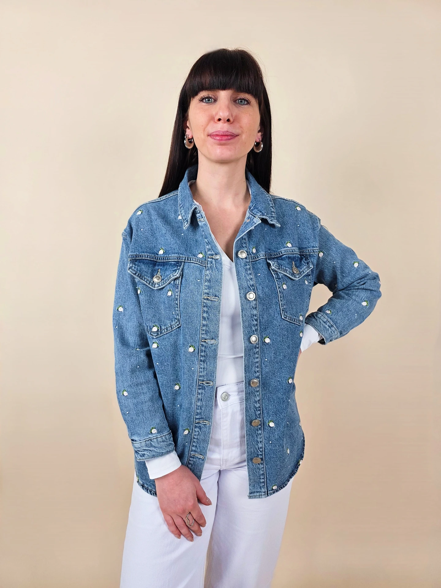 Veste en jeans à broderies roses blanches
