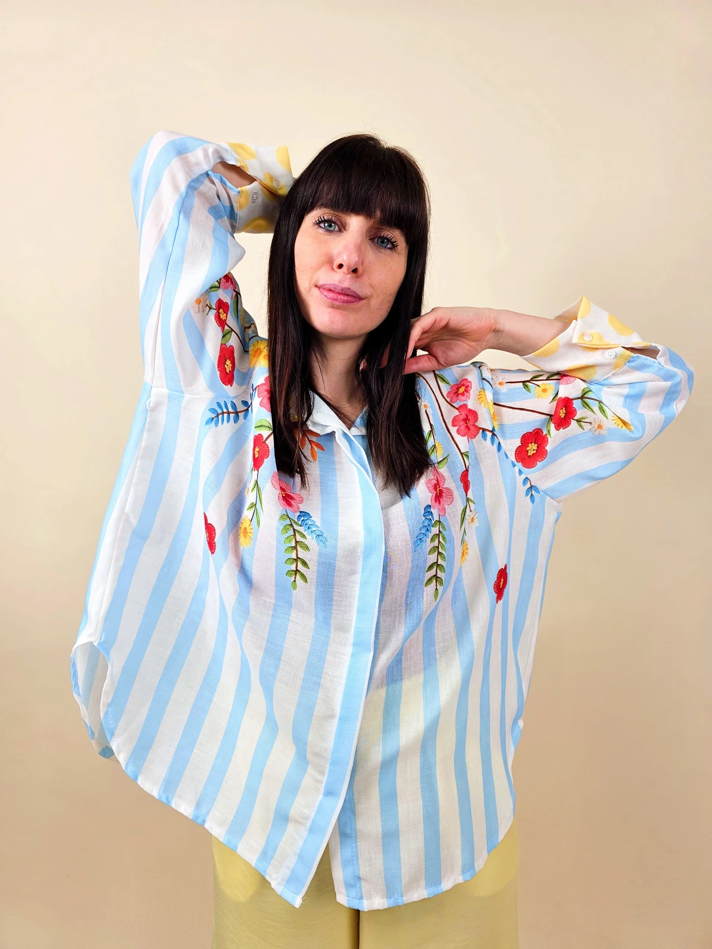 Chemise oversize rayée à broderies florales colorées