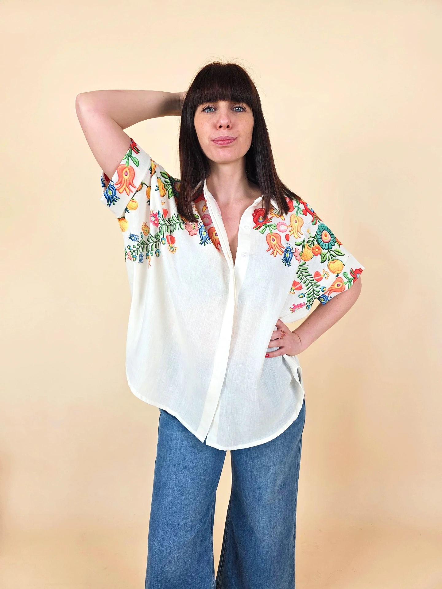 Chemise oversize avec broderies florales colorées