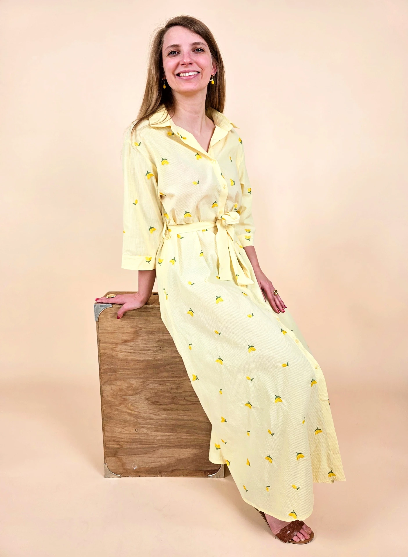 Robe jaune pastel à broderies citrons