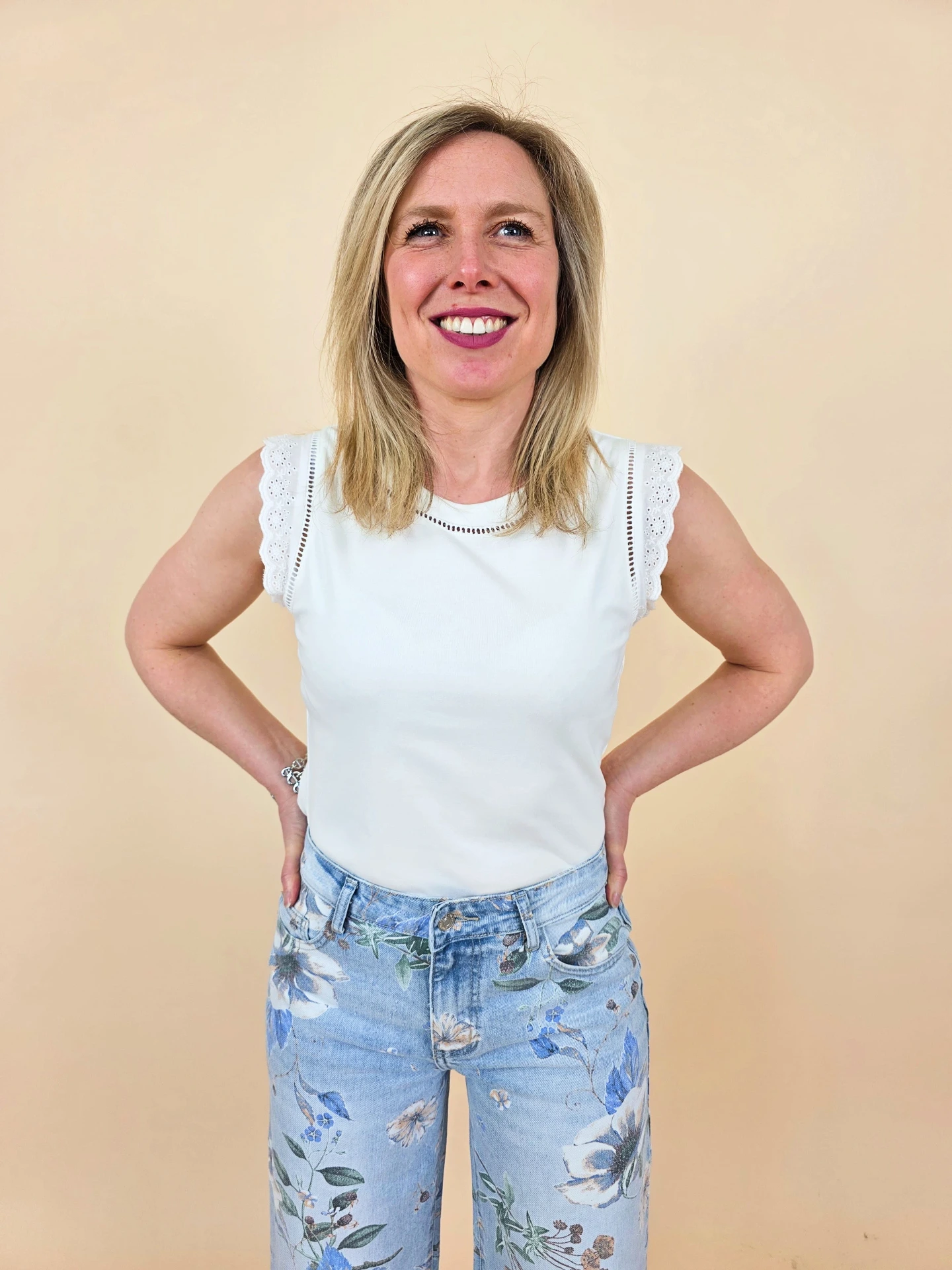 Top blanc à détails de guipure et épaules volantées