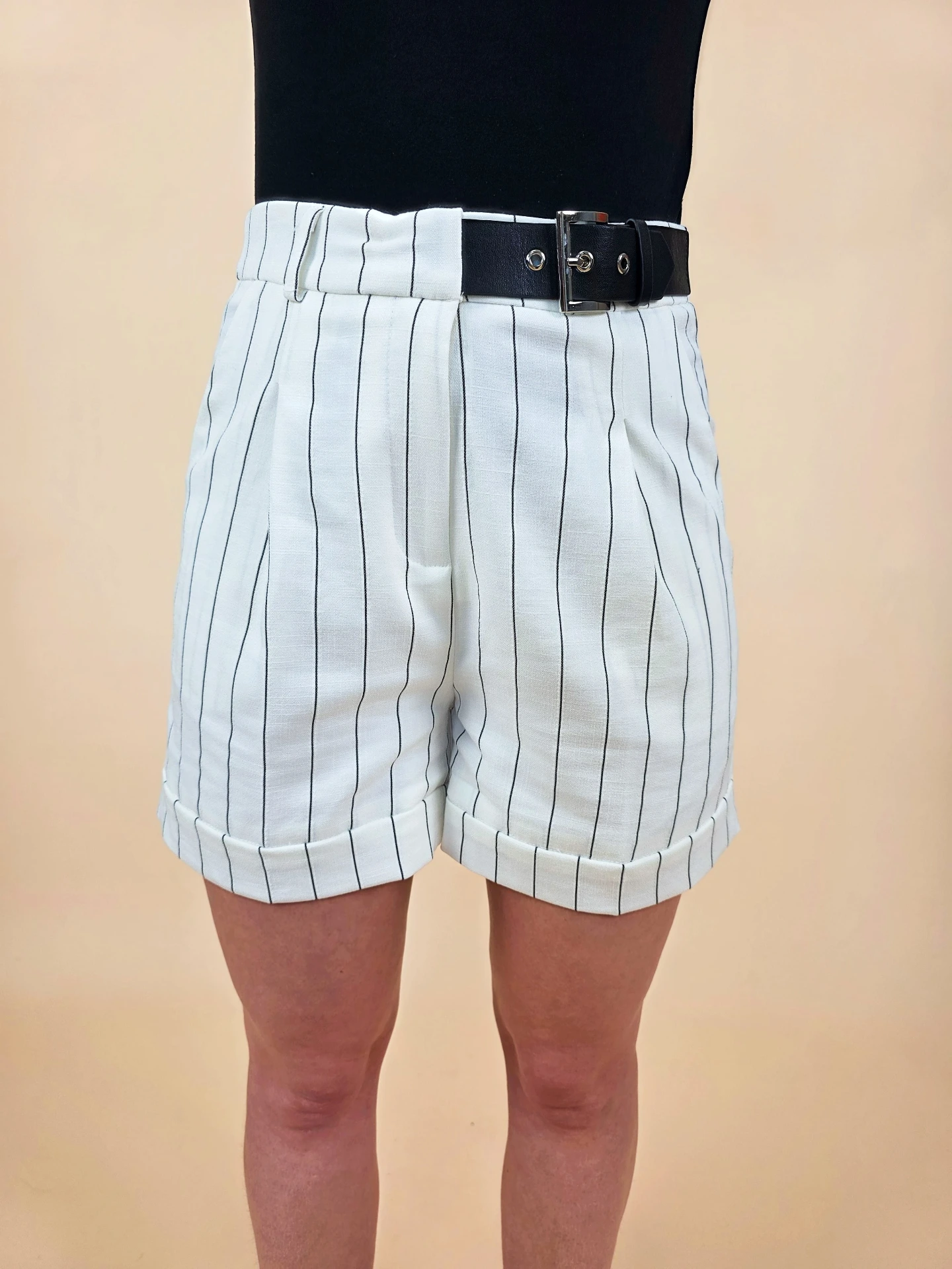 Short tailleur blanc à fines rayures noires