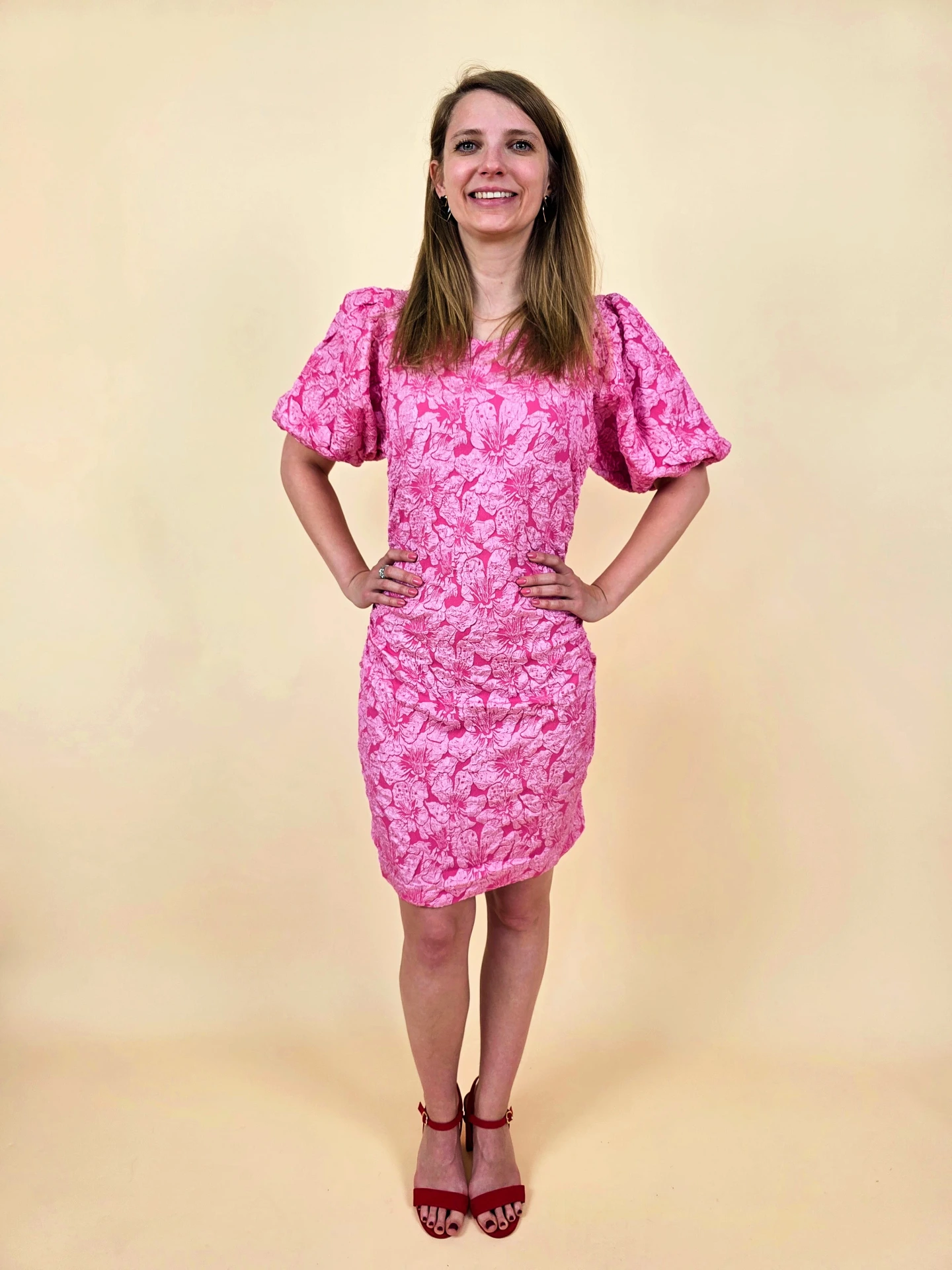 Robe courte en jacquard rose à fleurs