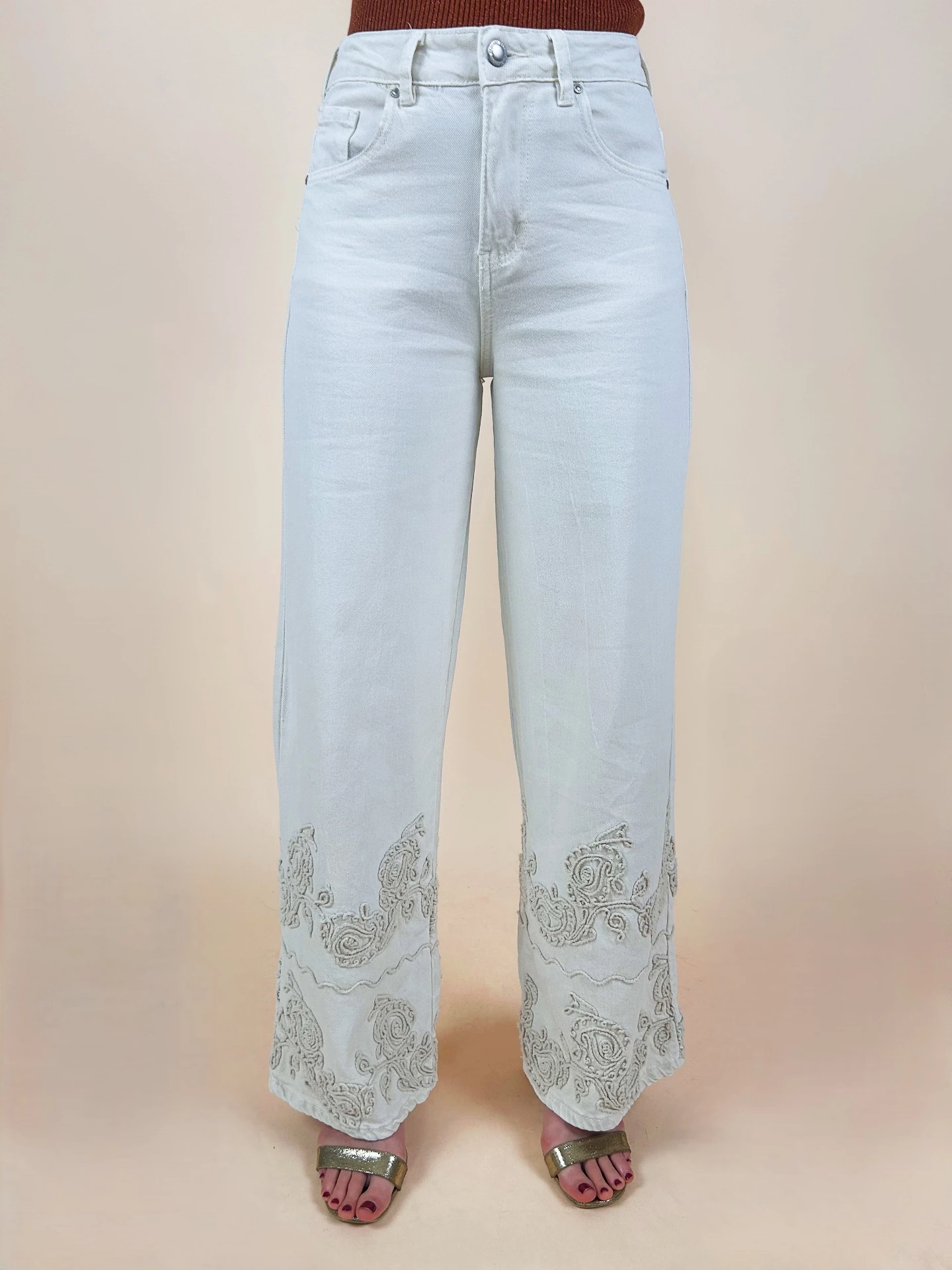 Jeans large écru avec broderies arabesques en relief