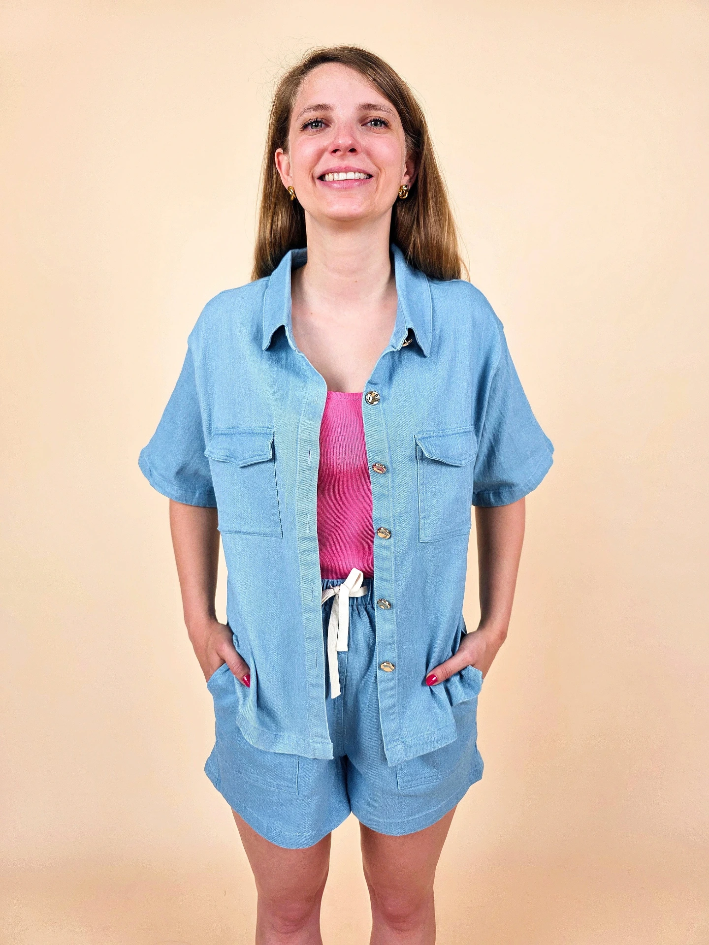 Blouse bleu à boutons dorés