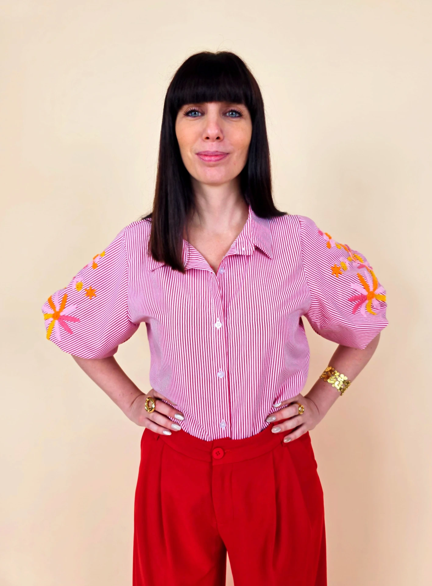 [00705] Chemise rayée rouge et blanche à broderies florales