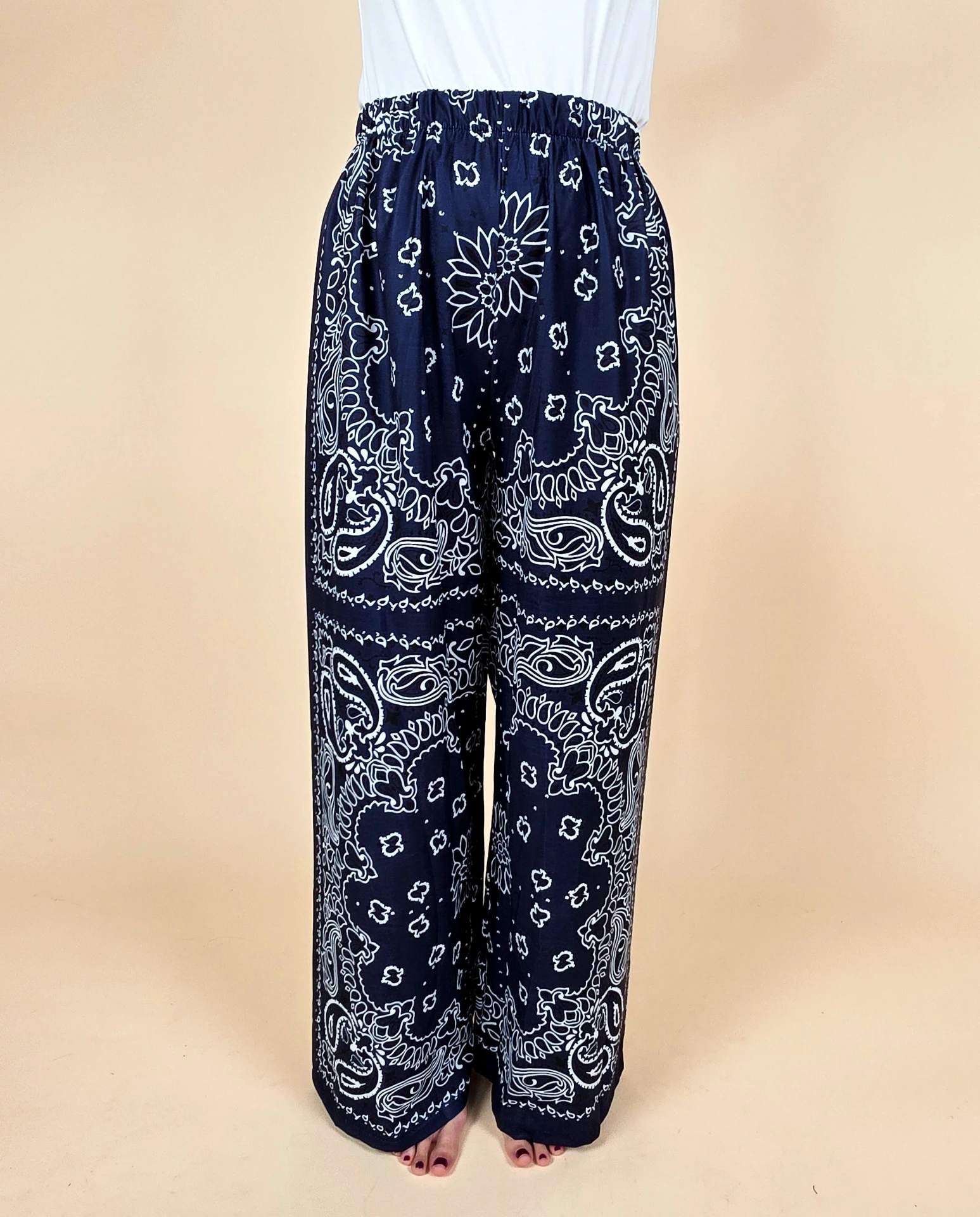 Pantalon fluide bleu marine à motif bandana