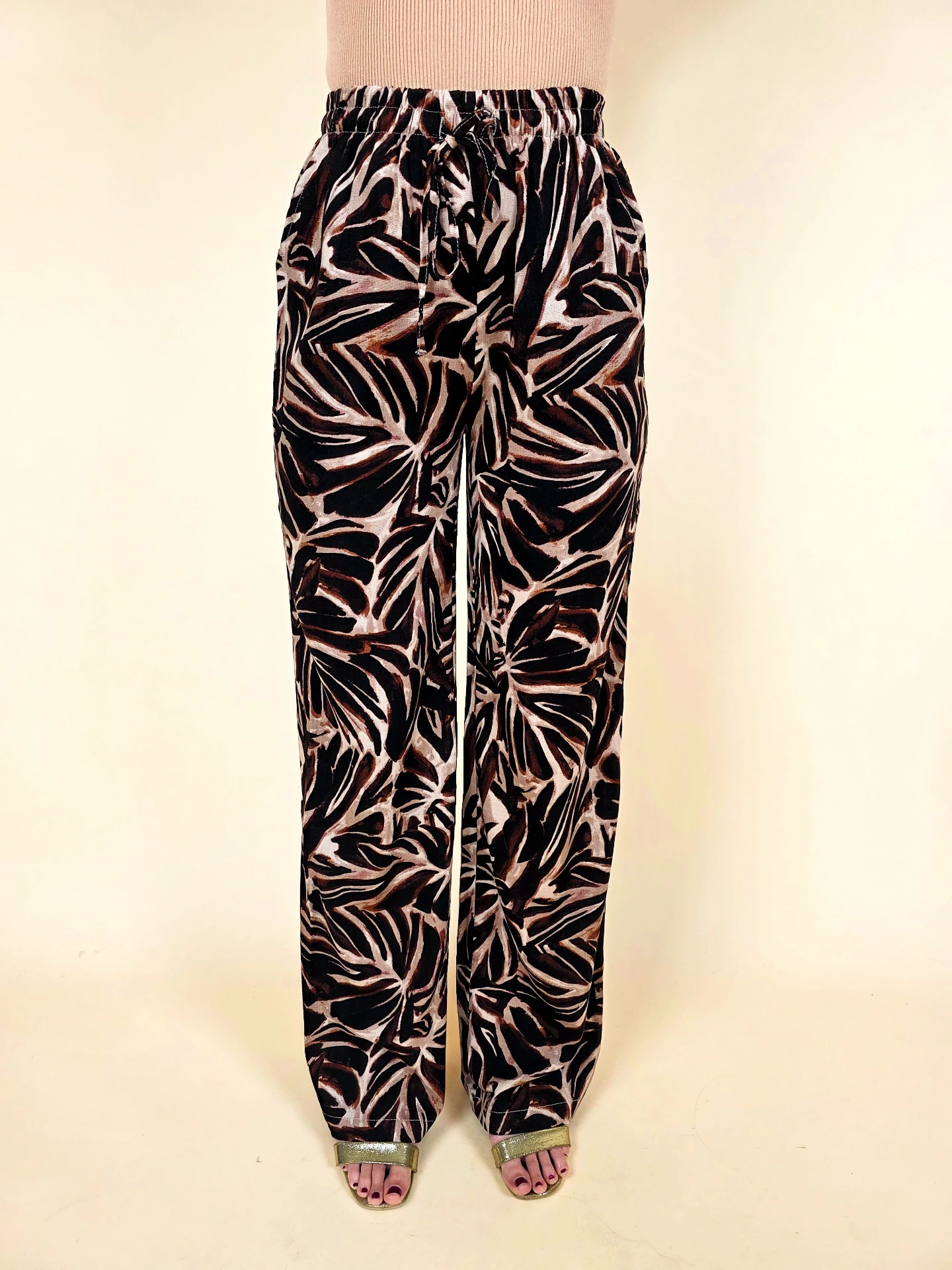 Pantalon fluide à motif tropical marron et noir