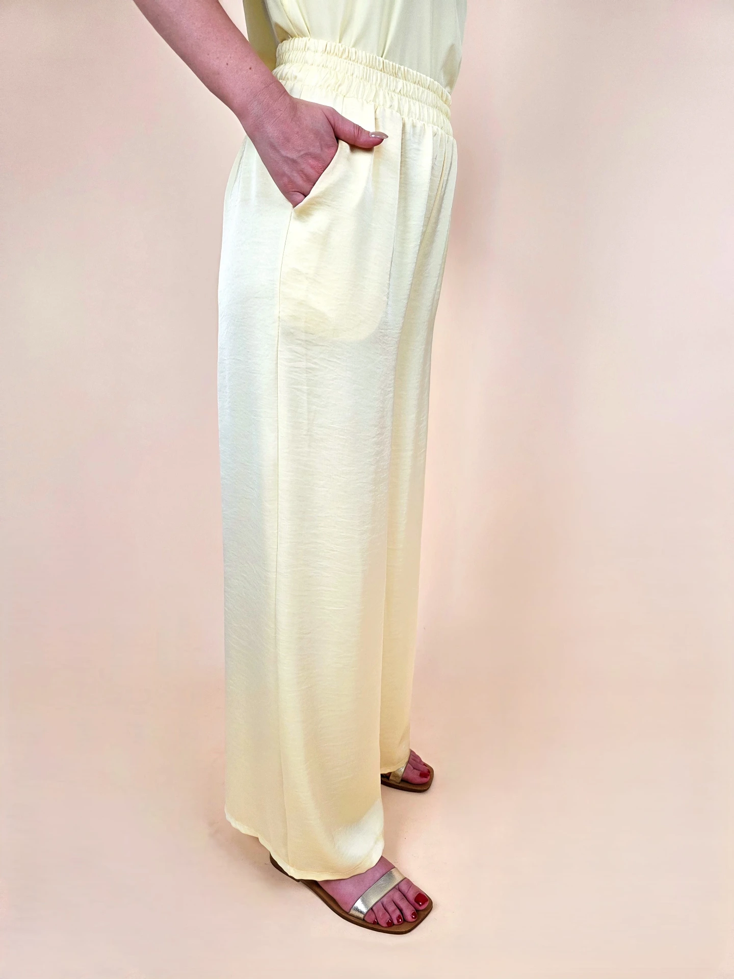 Pantalon satiné jaune pastel