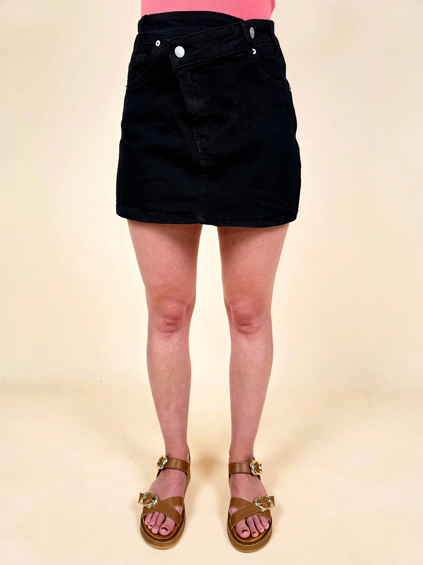 Jupe-short en jeans noir à taille asymétrique