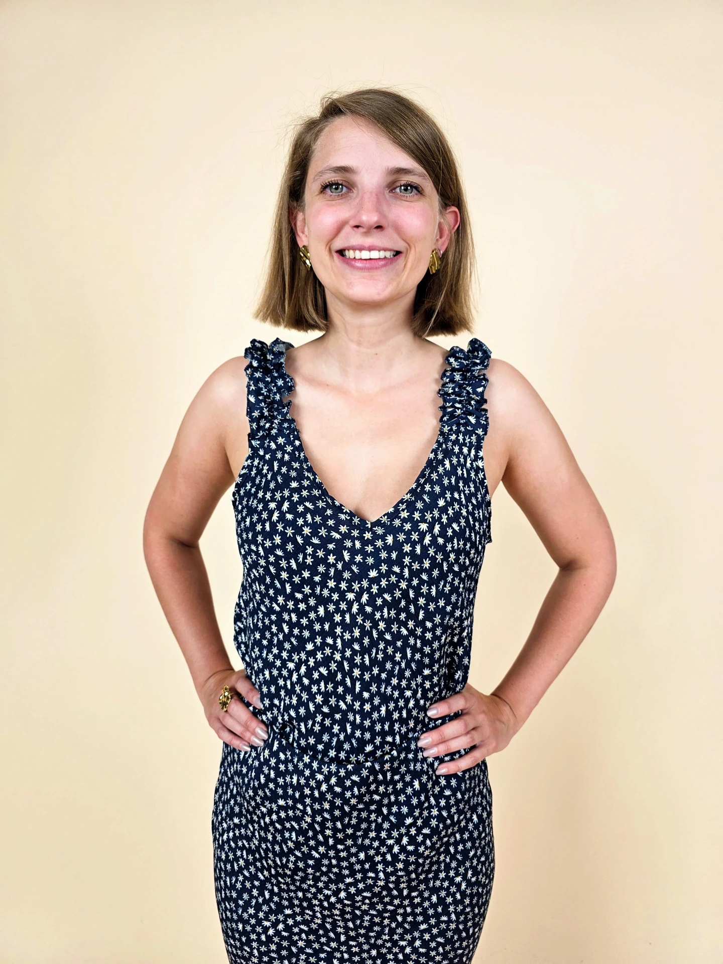 Top fluide bleu marine à motif marguerites