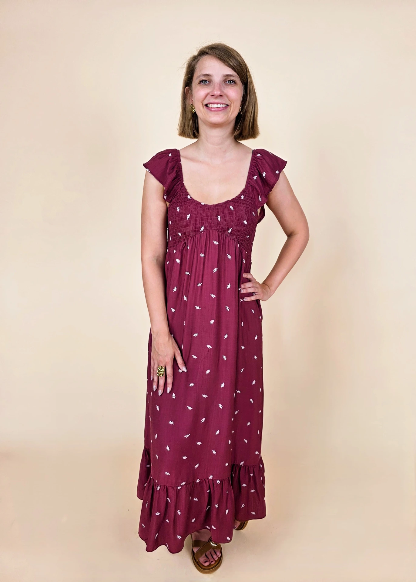 Robe longue bordeaux à motifs feuillage blanc