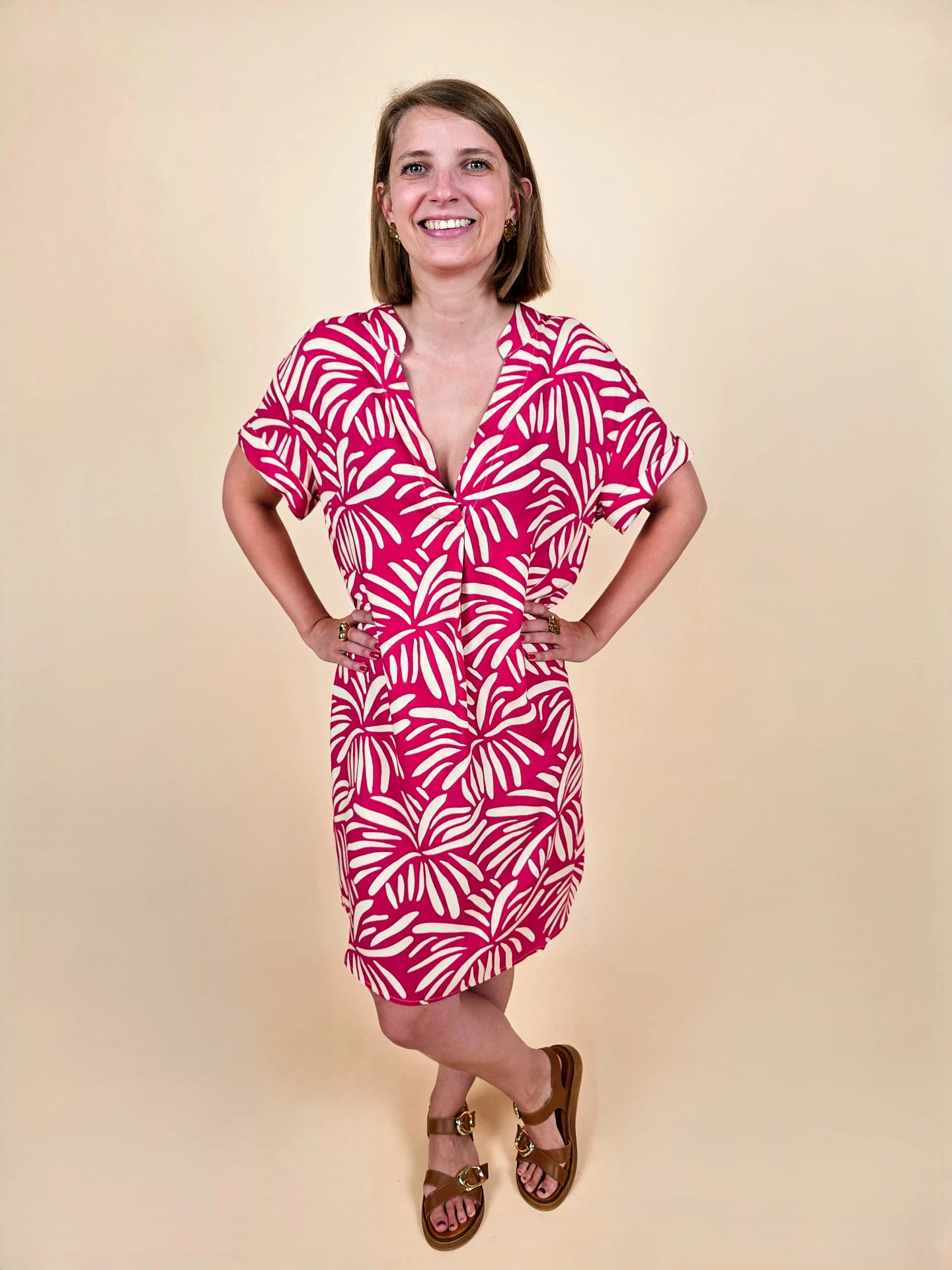 Robe tunique fluide à motif palmier fuchsia et blanc