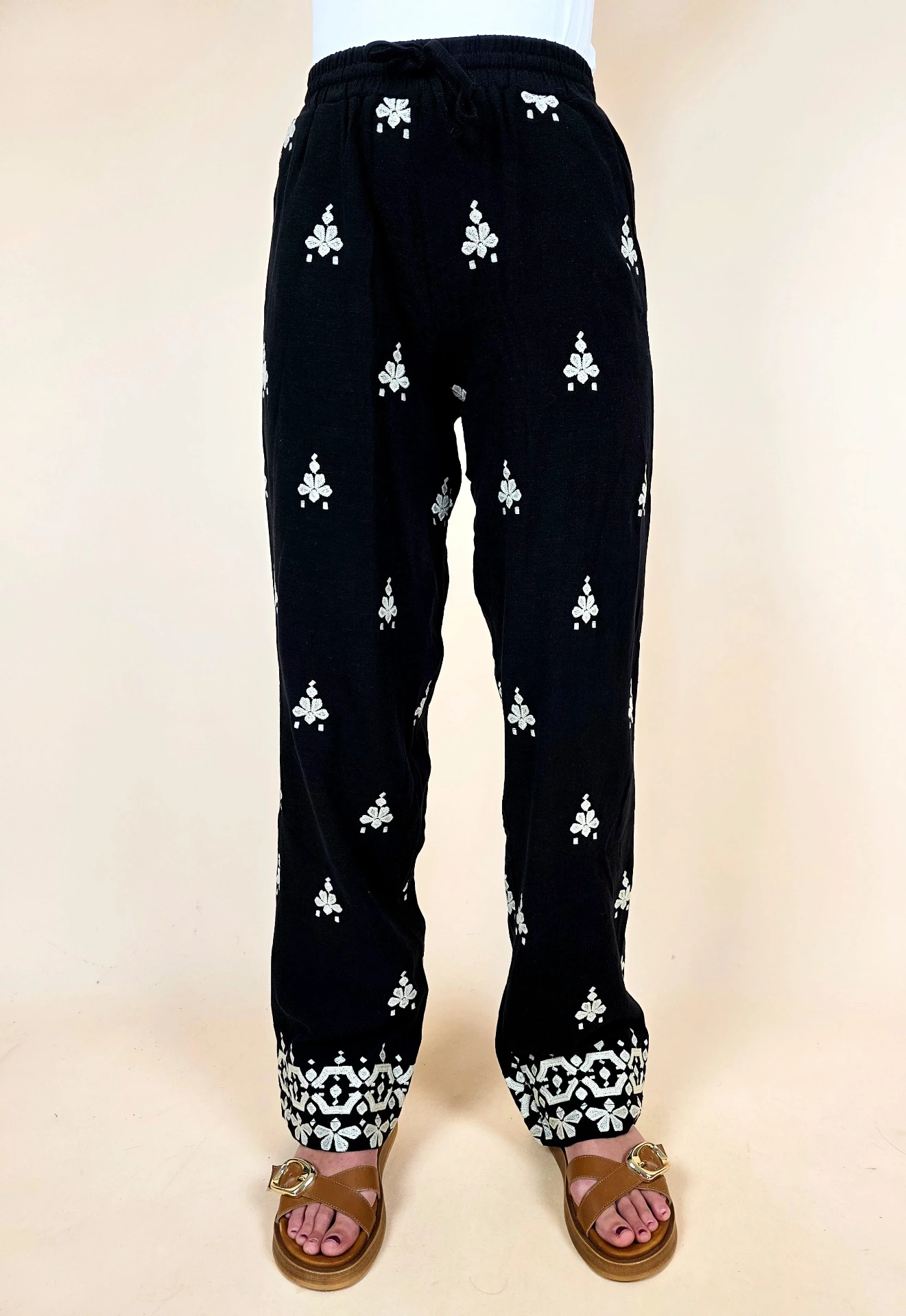Pantalon fluide noir brodé à motif fleuri