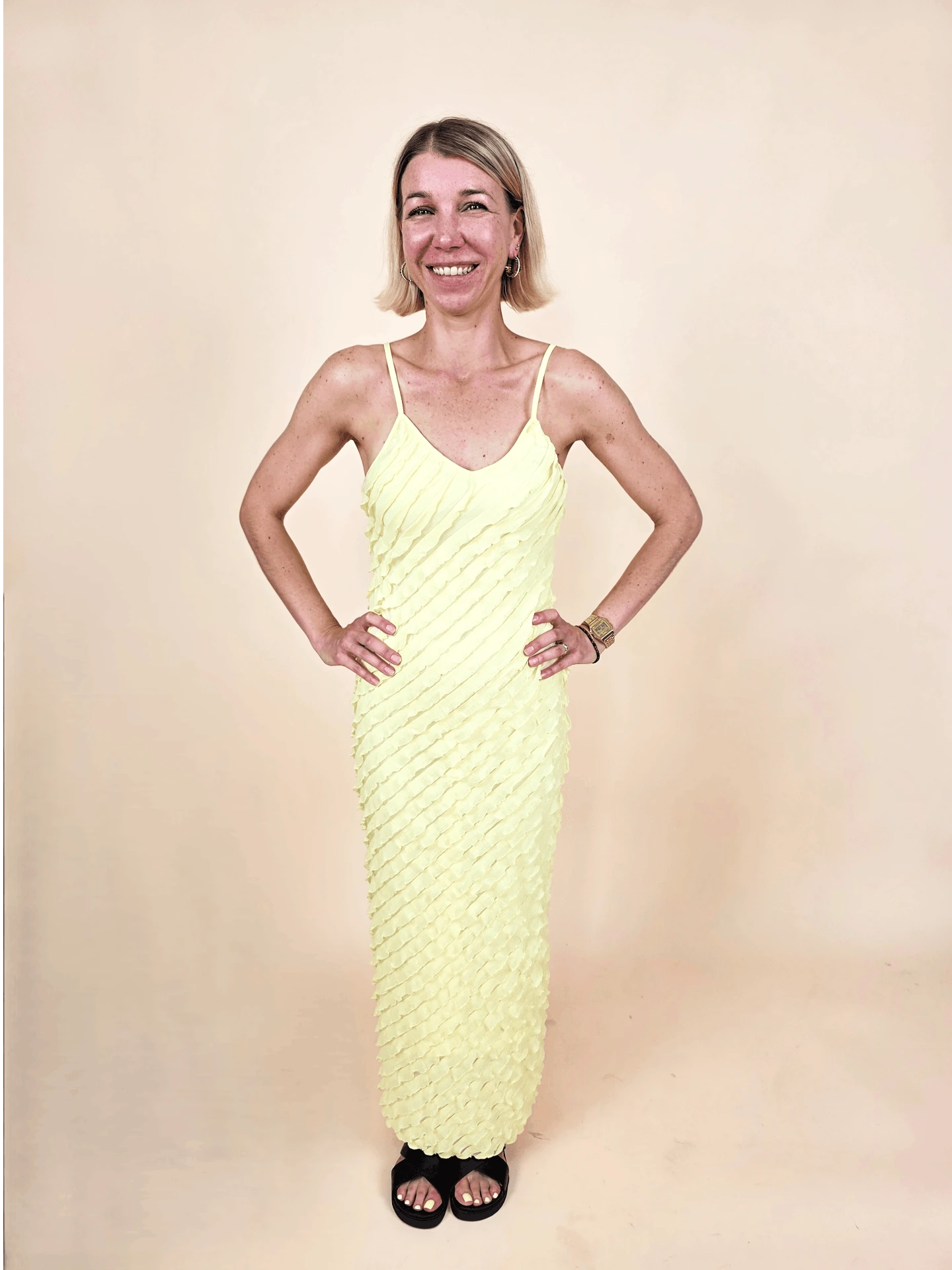 Robe jaune pastel à volants en diagonale
